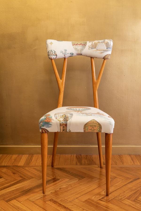 Due sedie con struttura in legno e rivestimenti in tessuto Pierre Frey