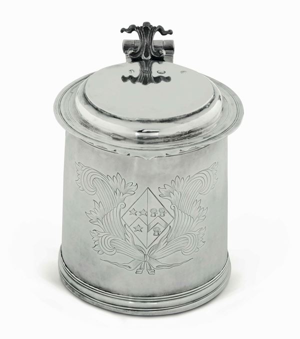 Tankard in argento  fuso, sbalzato e cesellato. Londra 1688, marchio dell'argentiere con monogramma  [..]