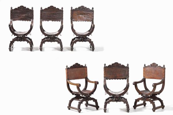 Gruppo di sei sedie tipo Savonarola in legno intagliato e cuoio inciso