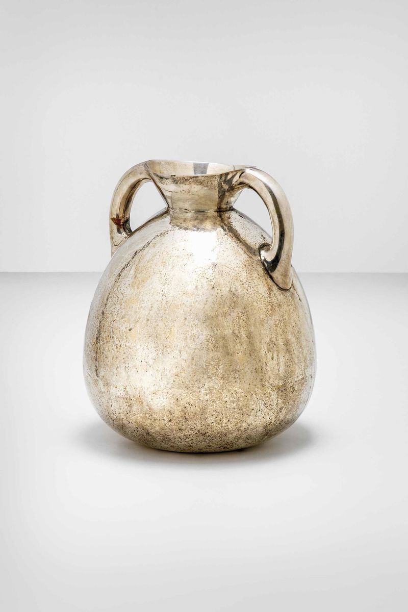 Eros Genazzi : Vaso in argento martellato a due anse.  - Auction Fine Design - Cambi  [..]