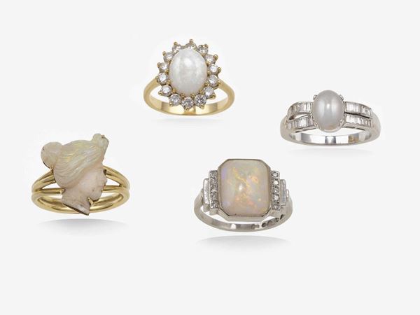 Lotto composto da tre anelli con opale ed un anello con clair de lune e diamanti