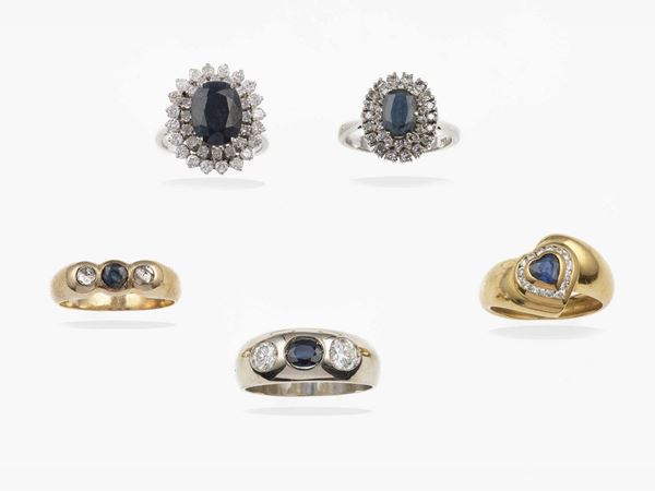 Lotto composto da cinque anelli con zaffiri naturali e sintetici e diamanti