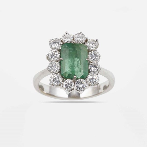 Anello con smeraldo Africa di ct 2.30 circa e diamanti taglio a brillante per ct 1.00 circa