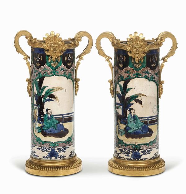 Coppia di vasi cilindrici in porcellana di Cina con decoro a personaggi entro riserva nei colori della Famiglia Verde, montature francesi in bronzo dorato in stile Reggenza, XIX secolo