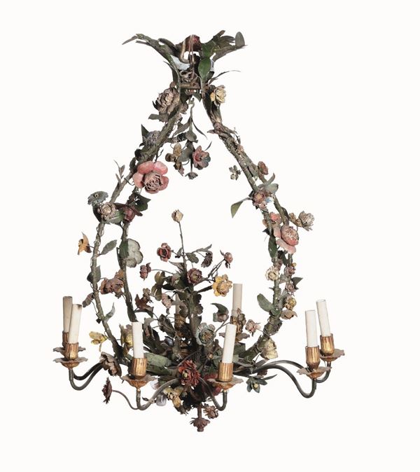 Lampadario a otto luci in metallo e lamierino dipinto in policromia con fiori e foglie. Piemonte, XVIII secolo