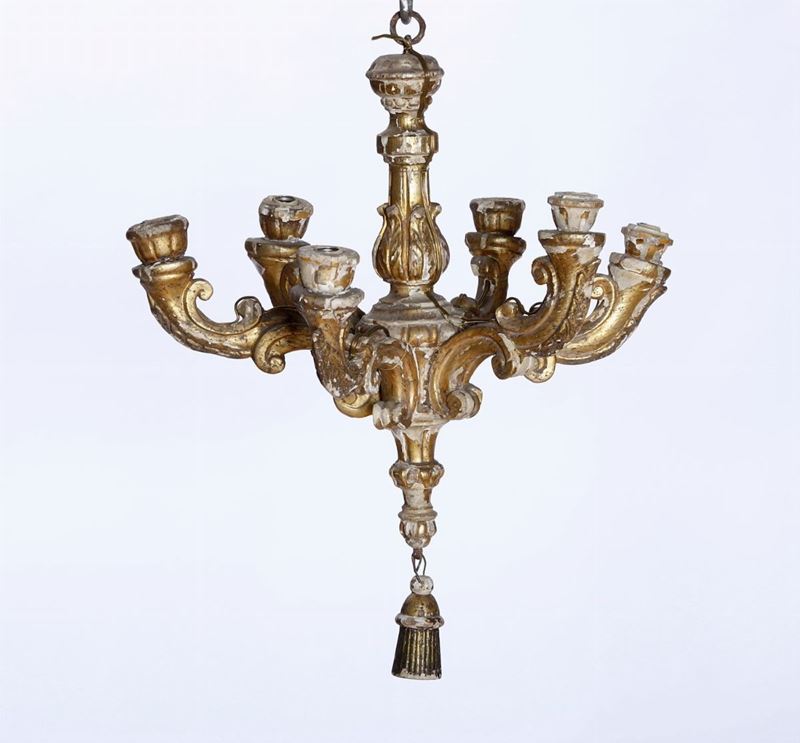 Piccolo lampadario in legno intagliato e dorato. XVIII secolo  - Auction Dimore italiane | Cambi Time - Cambi Casa d'Aste