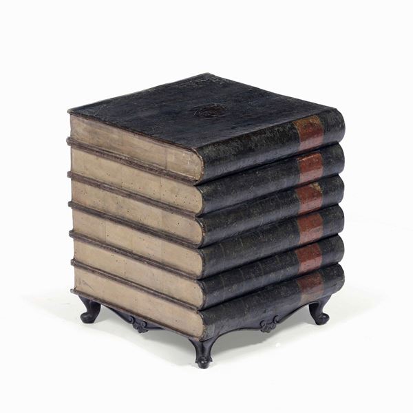Scatola a guisa di pila di libri in legno dipinto. XIX secolo