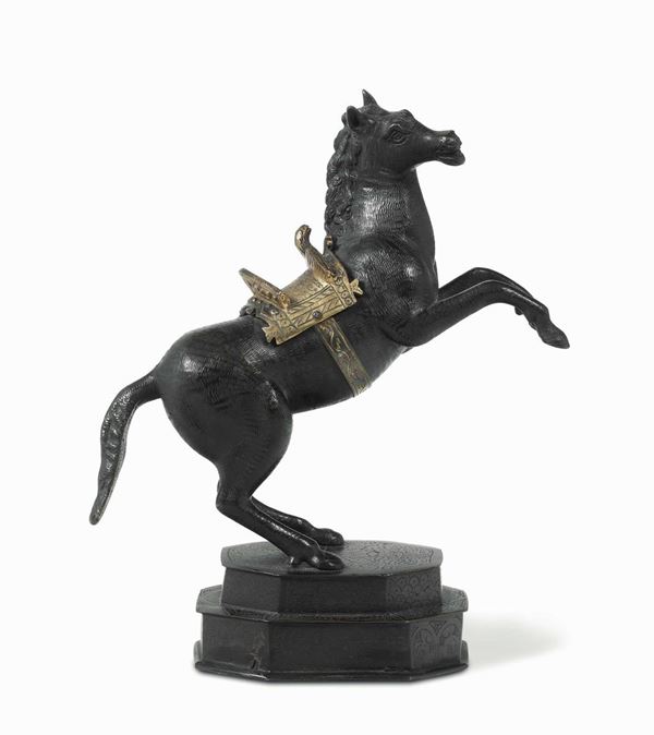 Cavallo rampante in bronzo fuso, cesellato e dorato. Fonditore francese del XVIII secolo