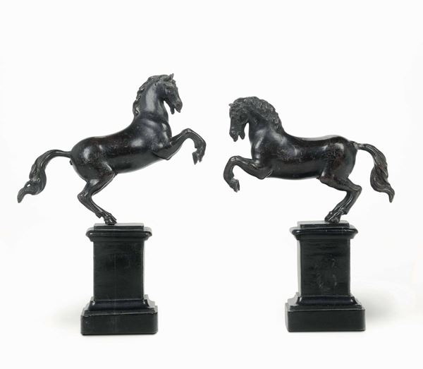 Coppia di cavalli rampanti in bronzo fuso e cesellato. Fonditore italiano del XVII-XVIII secolo