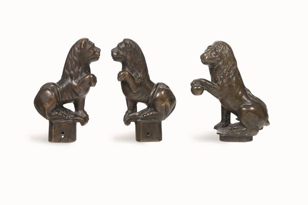 Gruppo di tre leoni rampanti in bronzo fuso e cesellato. Fonditore del XVIII-XIX secolo