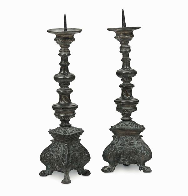 Coppia di candelieri in bronzo fuso e cesellato. Fonditore italiano del XVII secolo
