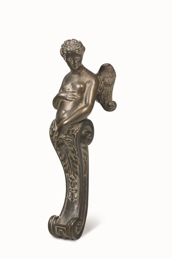 Battente in bronzo fuso e cesellato con cariatide femminile. Fonditore italiano del XVII secolo