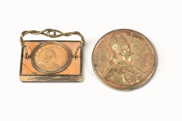 Medaglia in bronzo dorato e presse papier in bronzo dorato e giallo antico con effigi di Papa Clemente XI. Italia XVIII-XIX secolo