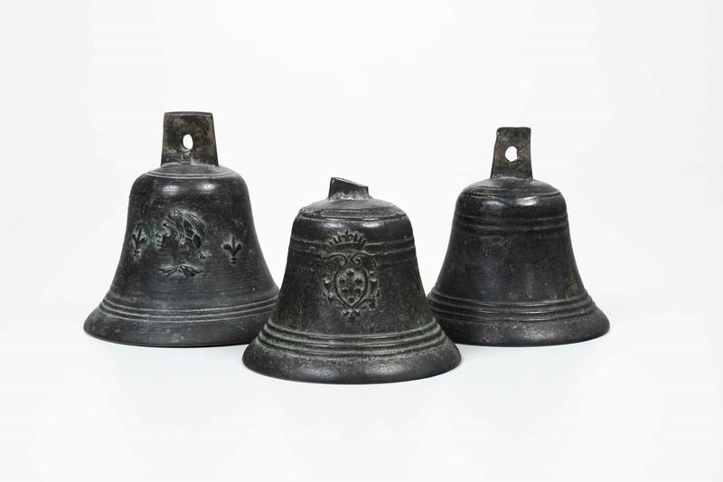 Gruppo di tre campanelli in bronzo fuso e cesellato con stemma mediceo. XVII-XVIII secolo  - Auction Dimore italiane | Cambi Time - Cambi Casa d'Aste
