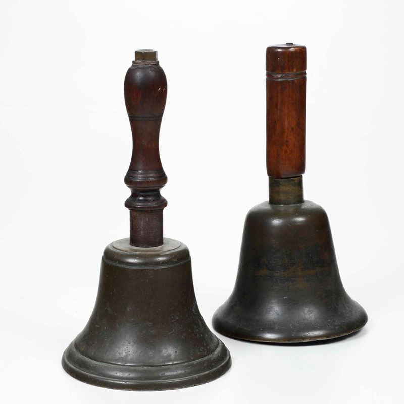 Due campane in bronzo con manico in legno tornito, XVIII-XIX secolo  - Auction Dimore italiane | Cambi Time - Cambi Casa d'Aste