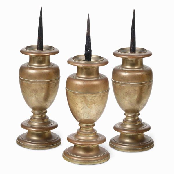 Tre candelieri a balaustro in bronzo fuso e tornito. Italia XVII secolo