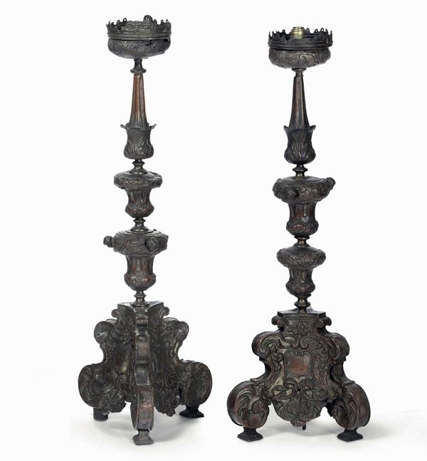 Coppia di grandi torciere in rame sbalzato con anima in legno. XVIII secolo