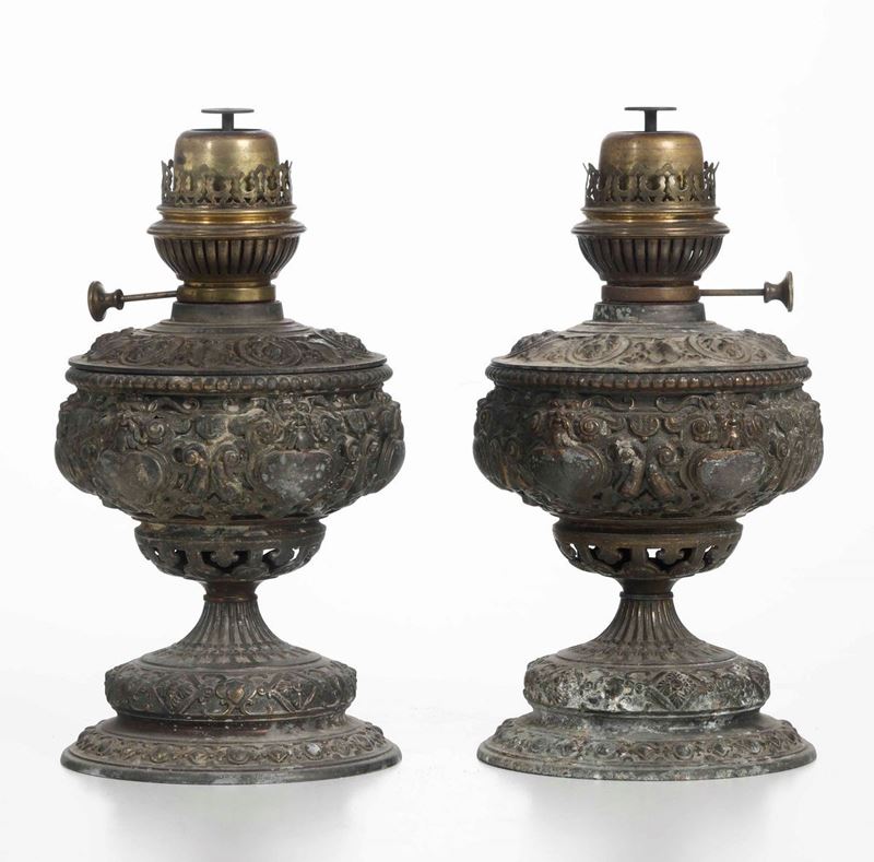 Coppia di lumi a olio in metallo fuso e sbalzato. XIX secolo  - Auction Dimore italiane | Cambi Time - Cambi Casa d'Aste