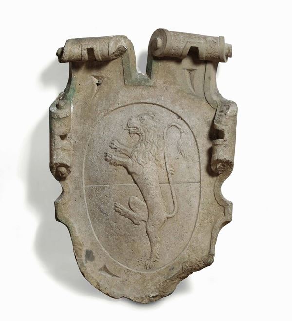 Stemma in pietra con raffigurazione di leone. Arte barocca del XVII secolo