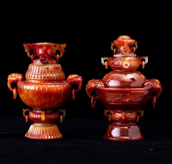 Due vasi con coperchio scolpiti in agata, Cina, XX secolo