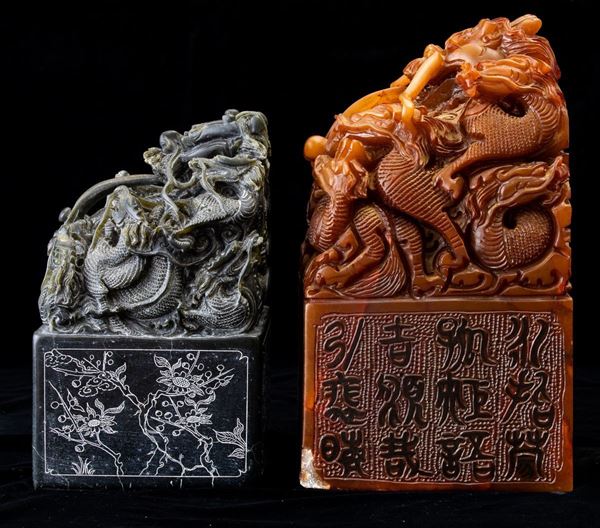 Due sigilli scolpiti in pietra dura con figure di draghi e iscrizioni, Cina, XX secolo