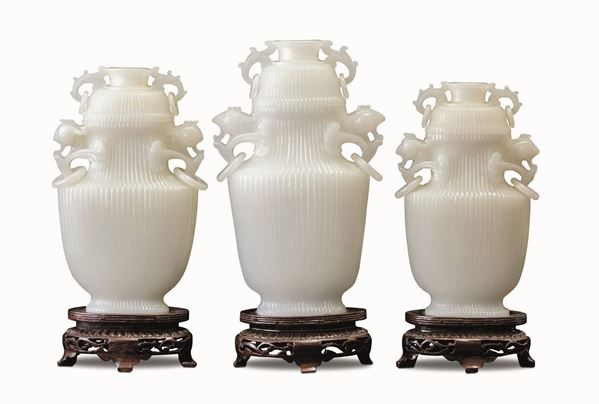 Tre vasi con coperchio in giada bianca, Cina, XX secolo