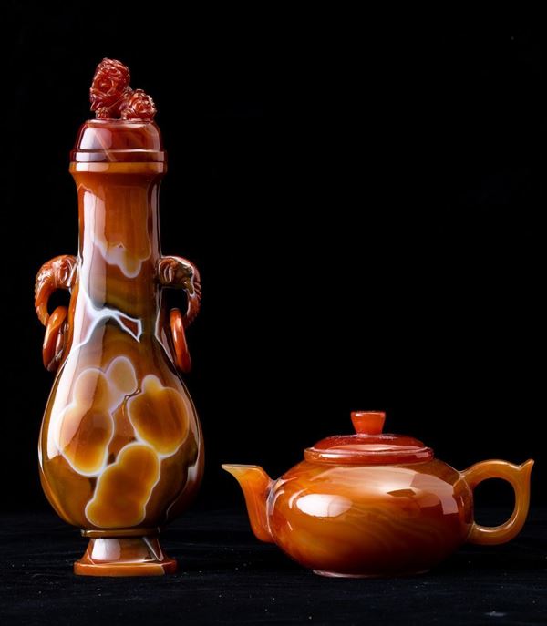 Lotto composto da vaso con coperchio e teiera scolpiti in agata, Cina, XX secolo