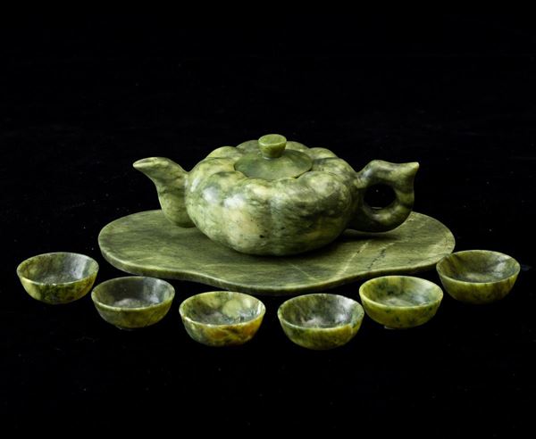 Set da thè scolpito in pietra verde composto da teiera, vassoio e sei tazzine, Cina, XX secolo