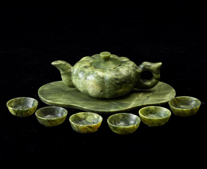 Set da thè scolpito in pietra verde composto da teiera, vassoio e sei tazzine, Cina, XX secolo  - Auction Asian Art | Cambi Time - Cambi Casa d'Aste