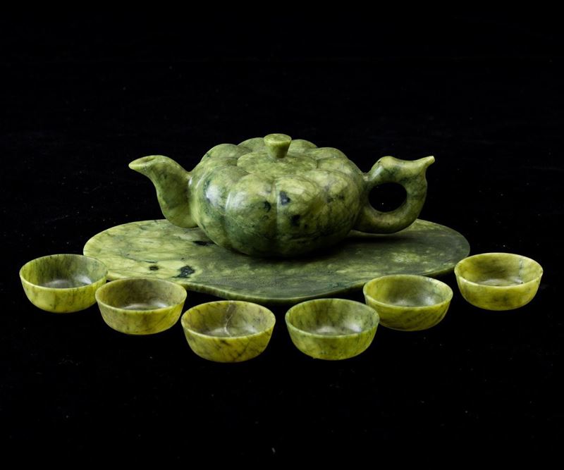 Set da thè scolpito in pietra verde composto da teiera, vassoio e sei tazzine, Cina, XX secolo  - Auction Asian Art | Cambi Time - Cambi Casa d'Aste