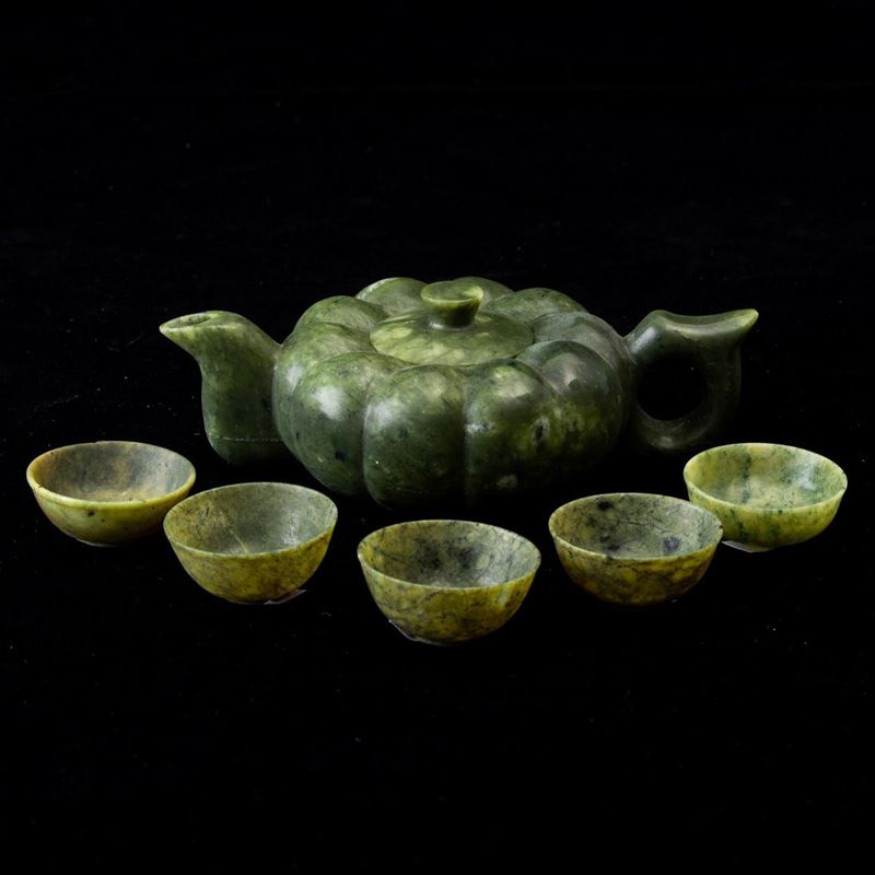 Set da thè scolpito in pietra verde composto da teiera e cinque tazzine, Cina, XX secolo  - Auction Asian Art | Cambi Time - Cambi Casa d'Aste