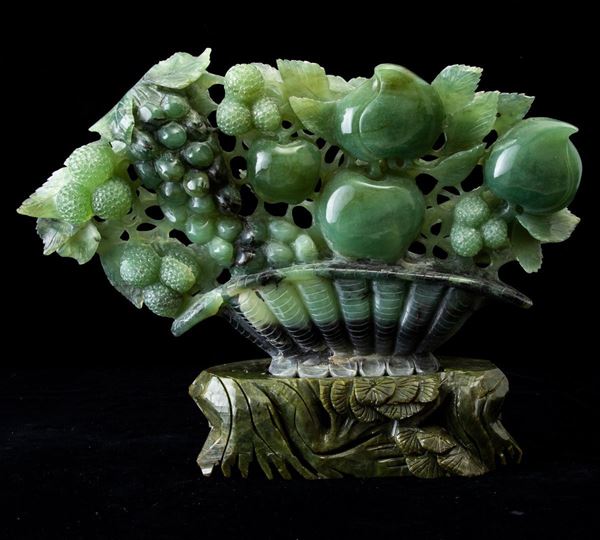 Gruppo scolpito in giada verde con cesto di frutti, Cina, XX secolo