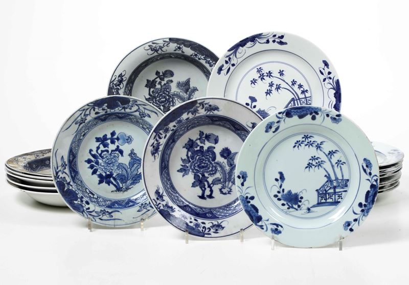 Lotto di piatti in porcellana a decoro monocromo blu, Cina  - Auction Dimore italiane | Cambi Time - Cambi Casa d'Aste