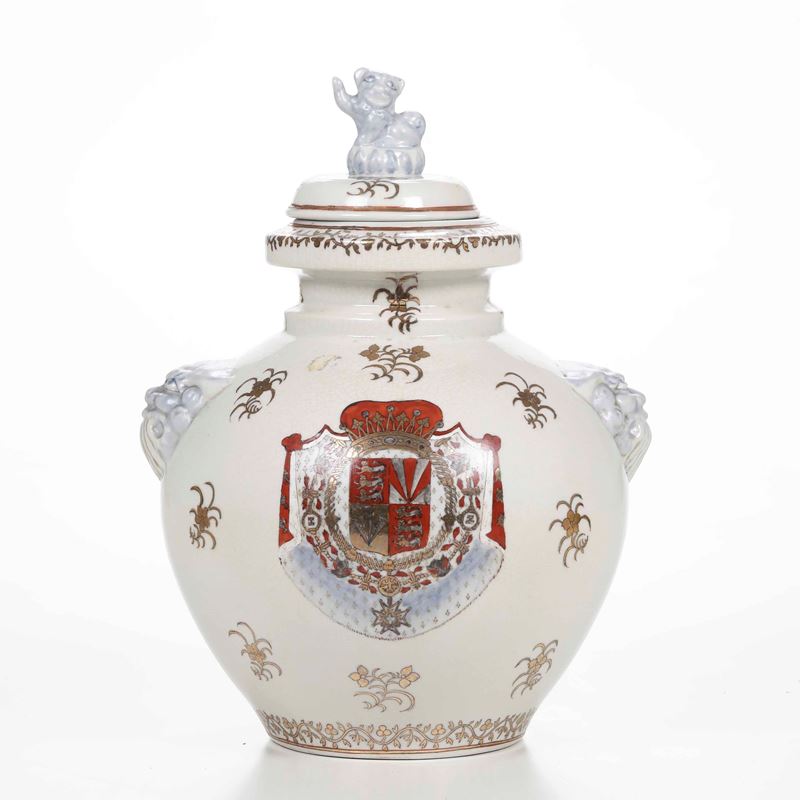 Potiche con stemma coronato<BR>XX secolo  - Auction Majolica, Porcelain and Glass | Cambi Time - Cambi Casa d'Aste