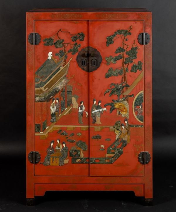 Cabinet a due ante in legno laccato con applicazioni in pietre dure e scene di vita comune, Cina, Dinastia  [..]