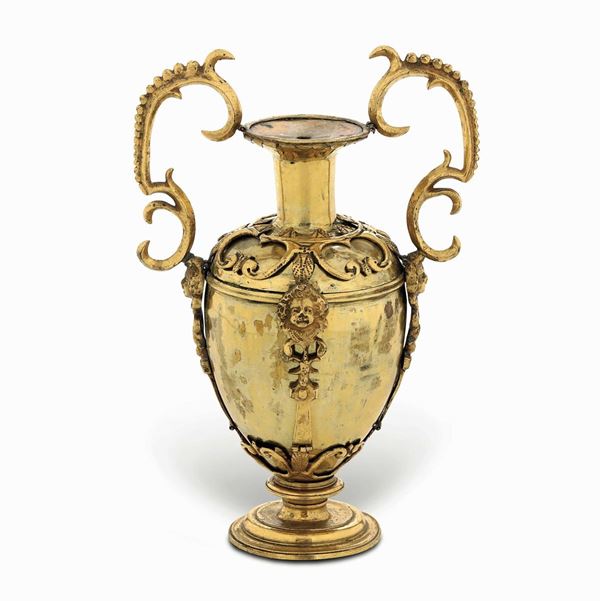 Raro vaso portapalme a forma di anfora con struttura a cerniere in bronzo e rame dorato. Firenze o Napoli, XVI-XVII secolo