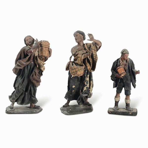 Tre figure da presepe in cartapesta raffiguranti mercanti. XIX-XX secolo