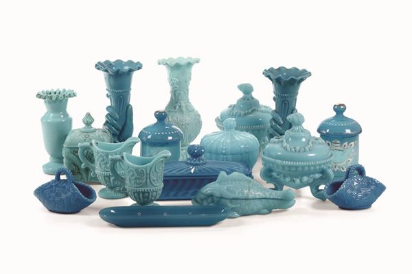 Diciassette oggetti in vetro lattimo celeste e blu, XIX e inizio XX secolo