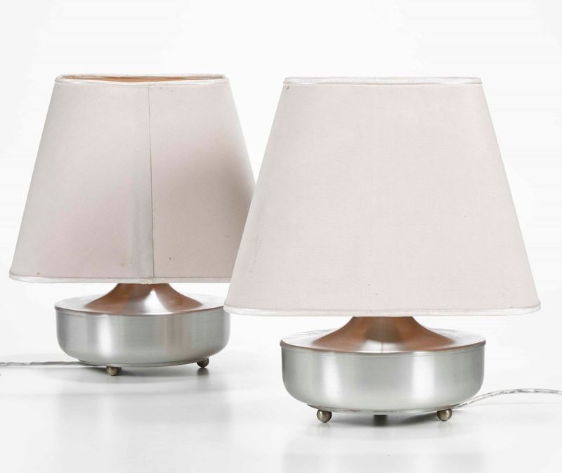 Coppia di lampade da tavolo con struttura in acciaio cromato  - Auction Dimore italiane | Cambi Time - Cambi Casa d'Aste