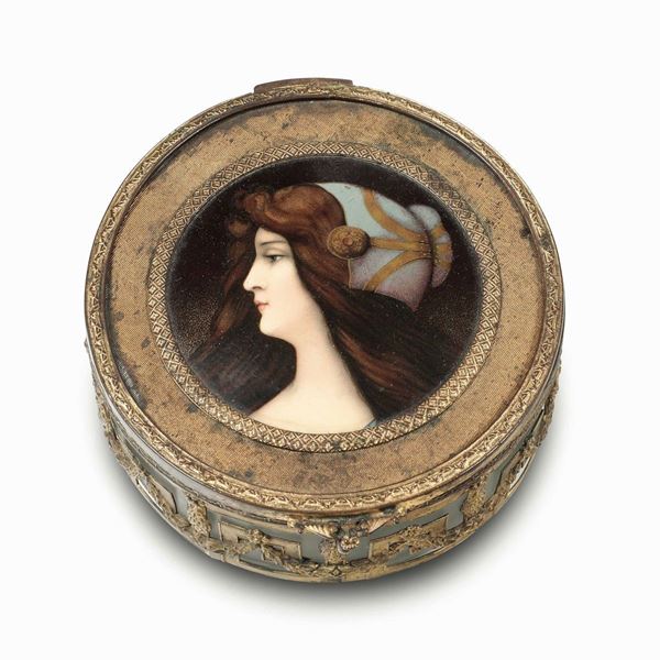 Scatola in vetro e metallo dorato e cesellato centrata da miniatura con profilo femminile. XIX-XX secolo
