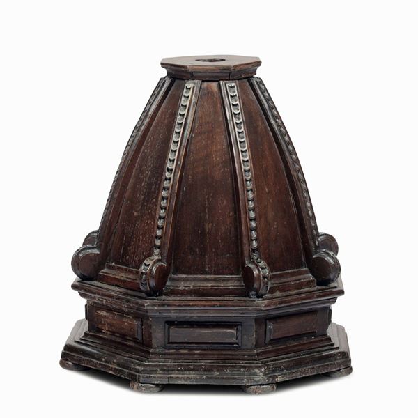Elemento architettonico a cupola in legno intagliato. XVII - XVIII secolo
