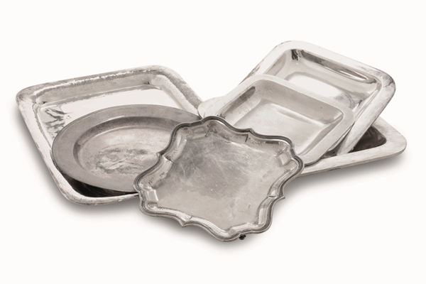 Lotto composto da sei tra piccoli vassoi e piatti in argento. Varie manifatture del XX secolo