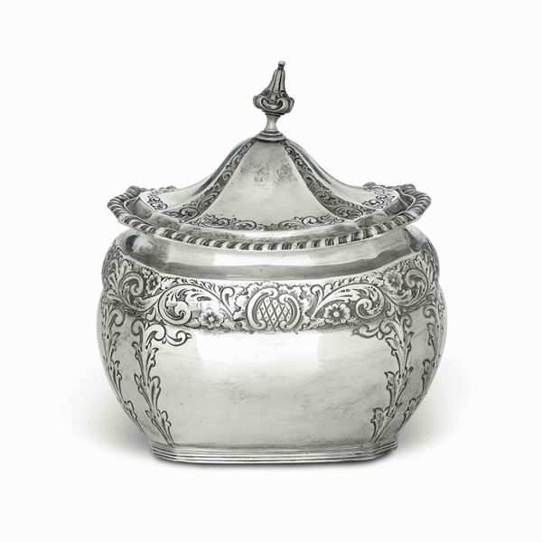Scatola porta tè in argento fuso, sbalzato e cesellato. Inghilterra, bollo della città di Londra anno 1897. Bollo dell'argentiere consunto di difficile lettura