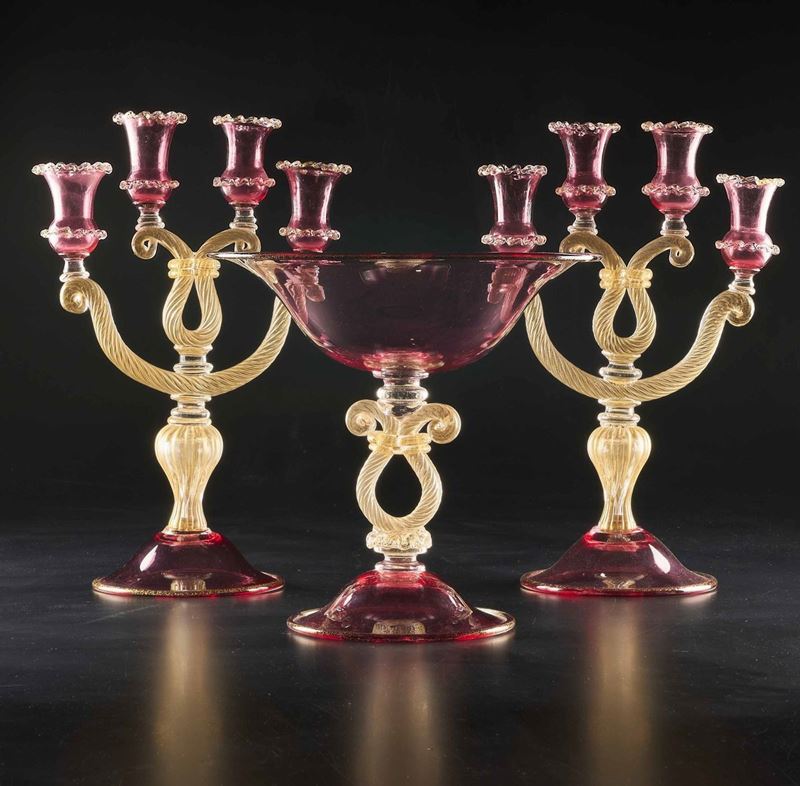 Coppia di candelabri e una coppa<BR>Murano, anni Settanta del Novecento<BR>  - Asta L'Art de la Table - Cambi Casa d'Aste