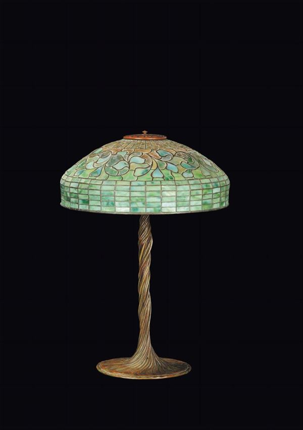 Louis Comfort Tiffany (1848-1933) Tiffany Studios - NewYork Lampada da tavolo in bronzo e vetro
