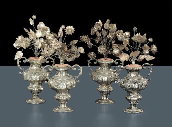 Quattro vasetti biansati con fiori in argento, Napoli XVIII secolo
