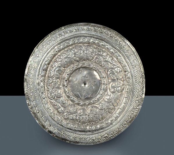 Placca circolare in argento sbalzato, XIX secolo